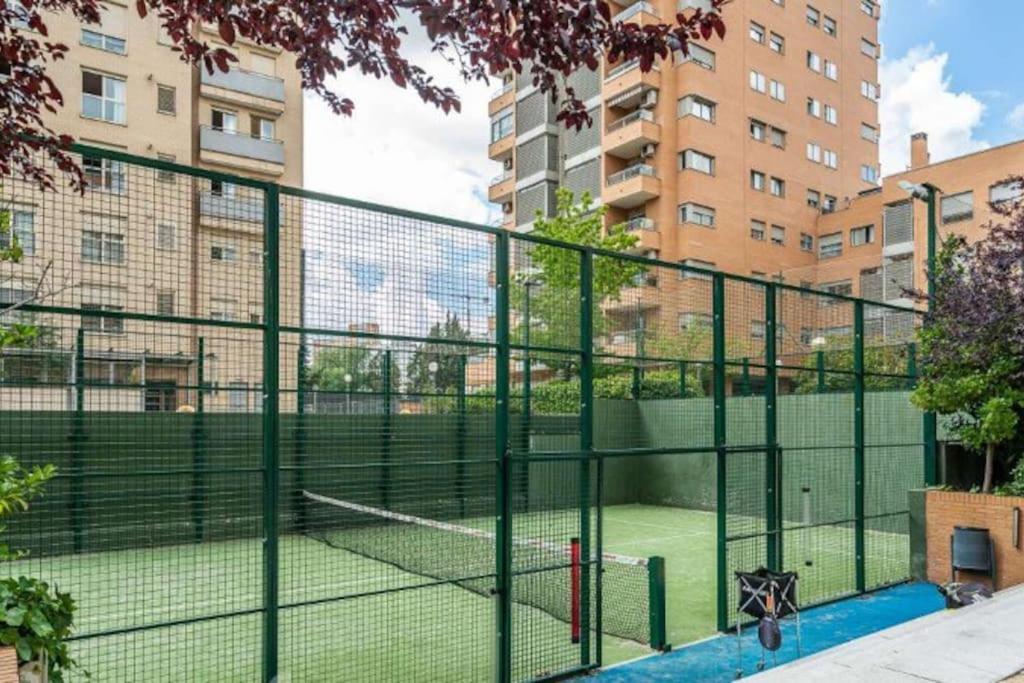 Impresionante Apartamento De 4 Dormitorios 3 Banos Y 2 Plazas De Garaje Madrid Exterior photo